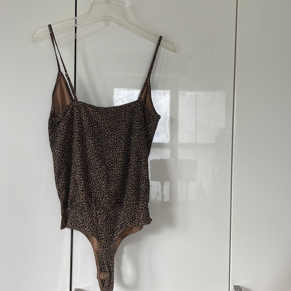 n-philanthropy Peppermint Leopard Print Bodysuit in Sugar Cheetah Size-Small NWT - Picture 10 of 11